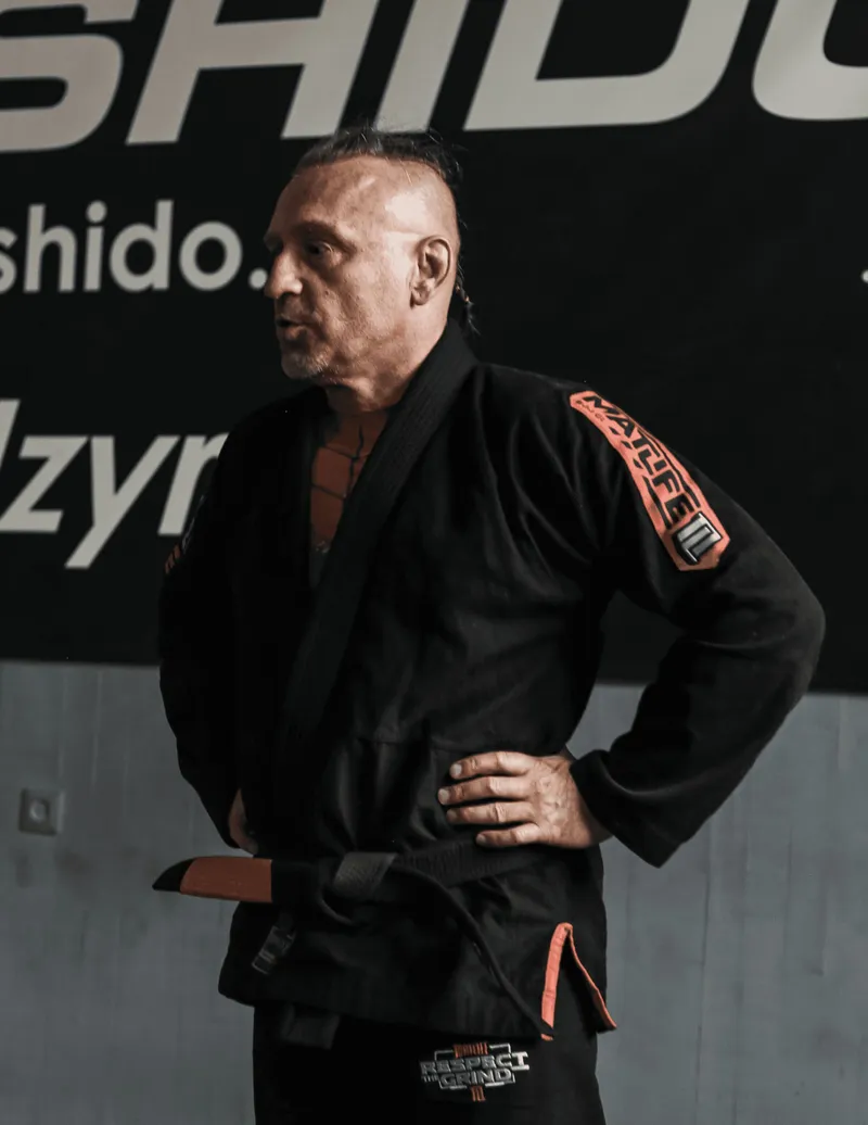 Trener w czarnym kimonie na sali treningowej