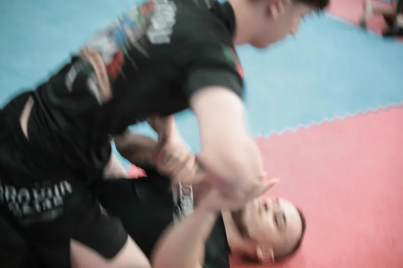 Zawodnik zakłada dźwignię podczas sparingu