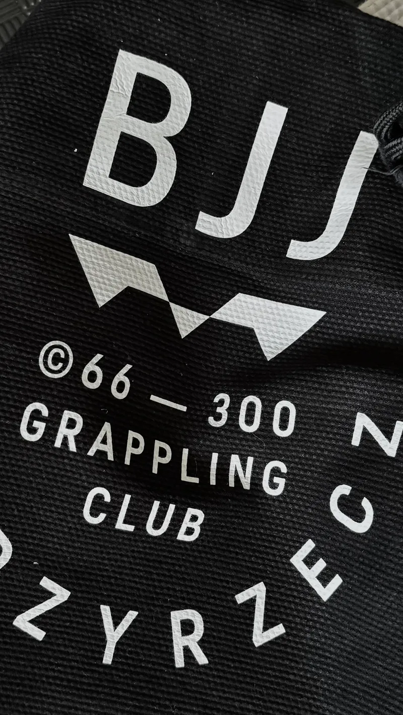 Nadruk logo BJJ 66-300 Grappling Club Międzyrzecz na czarnym kimonie