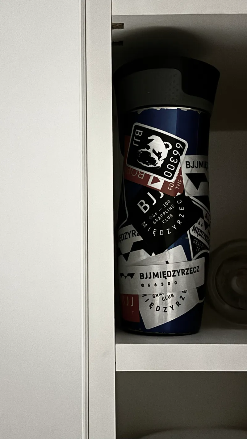 Kubek termiczny oklejony naklejkami BJJ Międzyrzecz