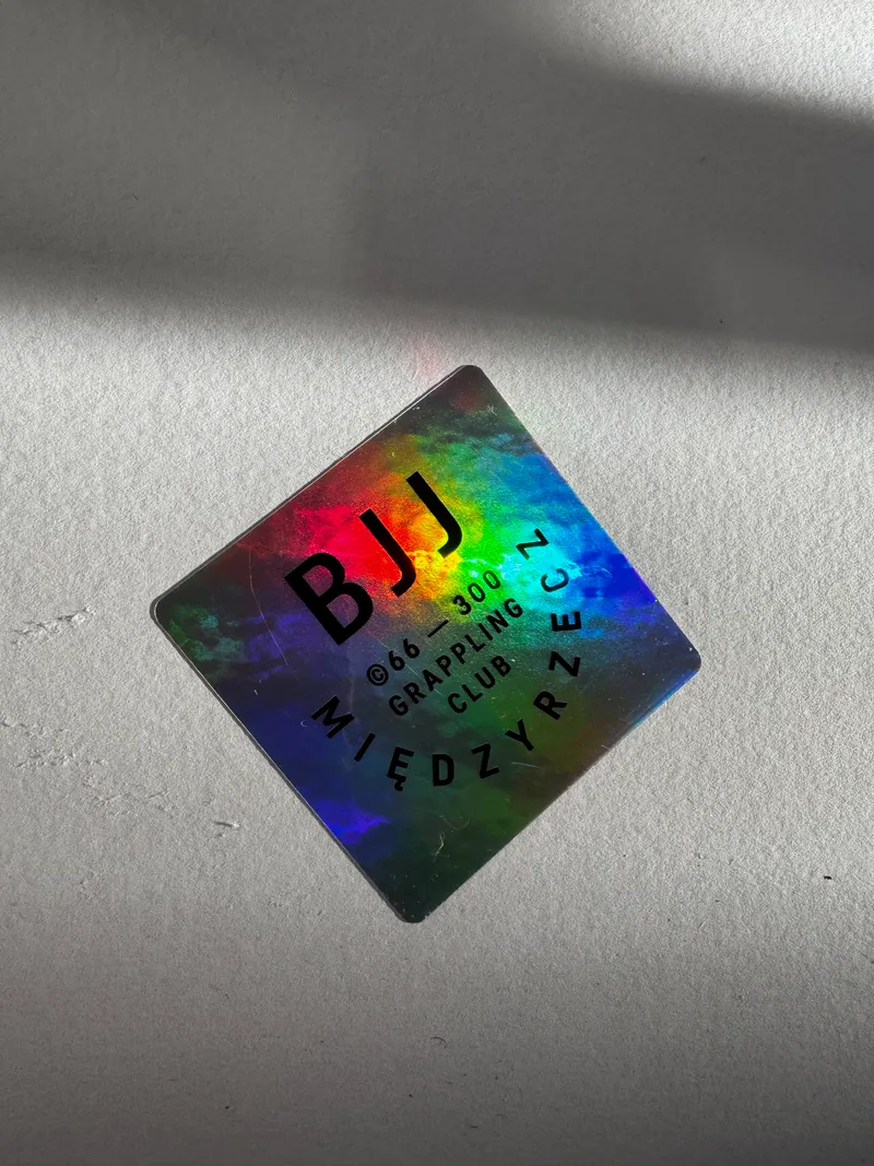 Holograficzna naklejka BJJ na ścianie