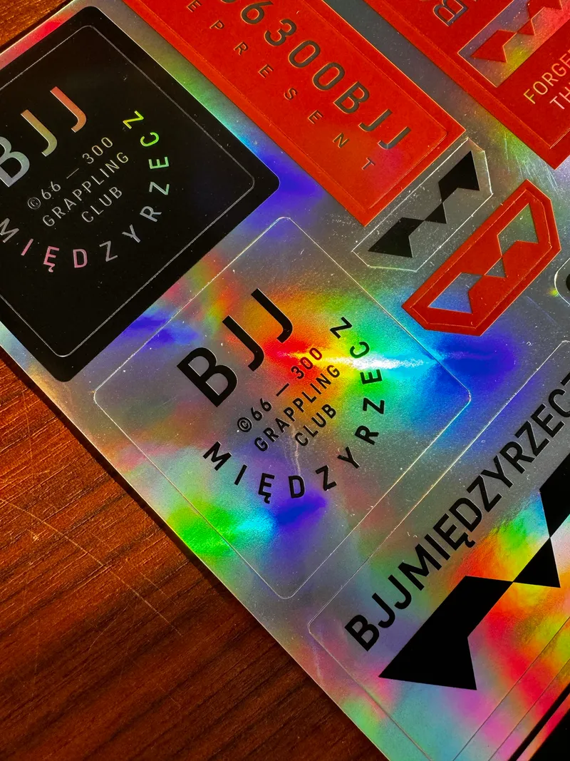 Holograficzne naklejki klubu z bliska