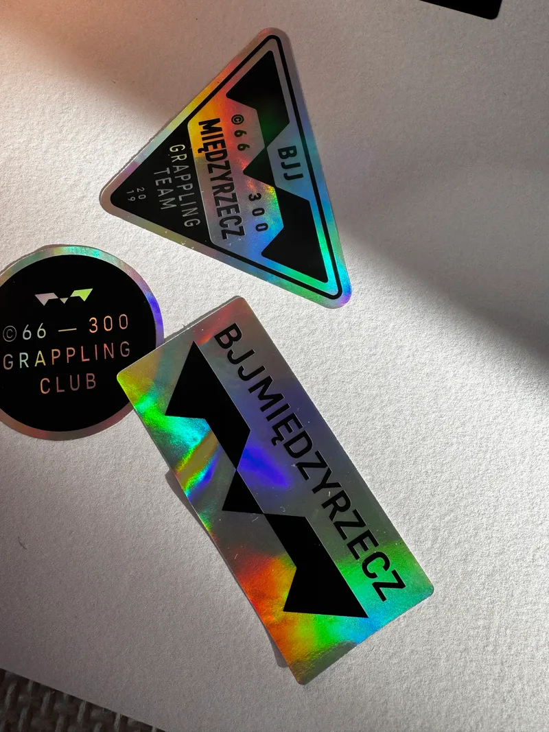 Holograficzne naklejki klubu na ścianie