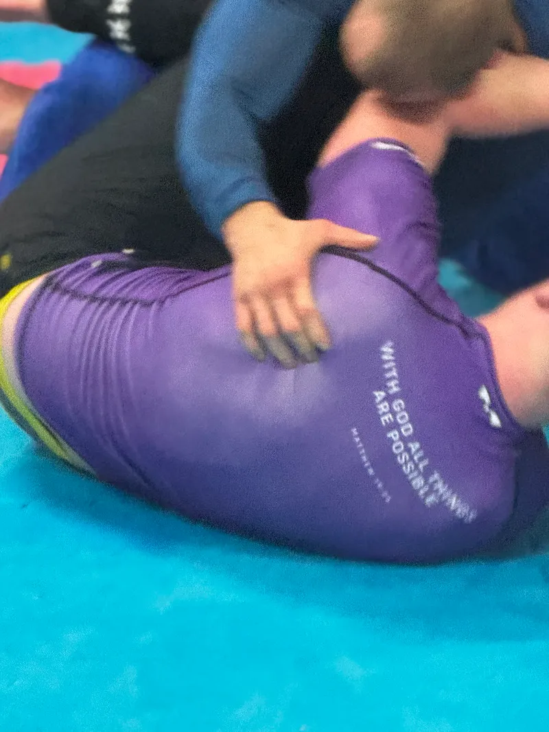 Fioletowy rashguard z napisem With God All Things Are Possible, kadr w ruchu