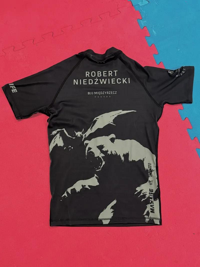 Imienny rashguard trenera Roberta Niedźwieckiego z grafiką niedźwiedzia