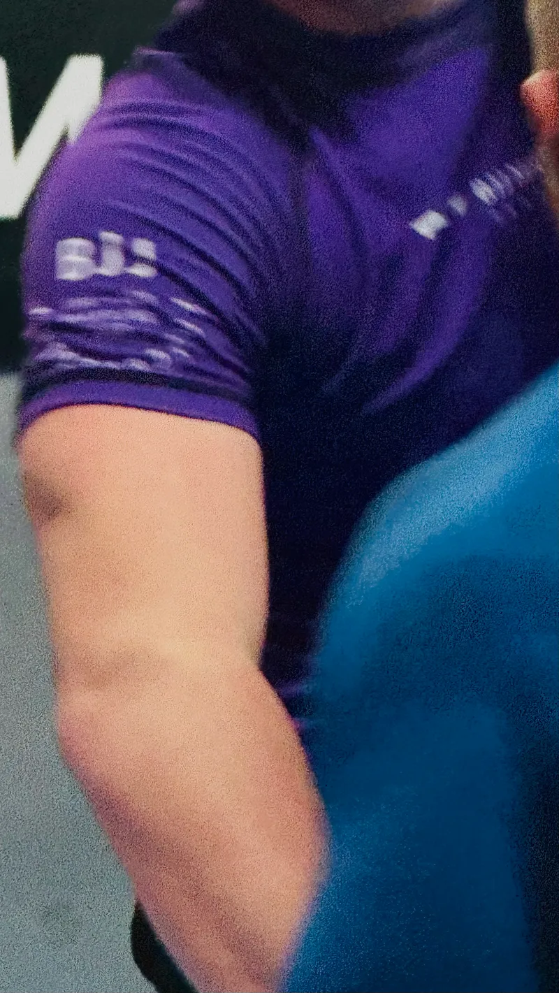 Rękaw fioletowego rashguarda z logo BJJ